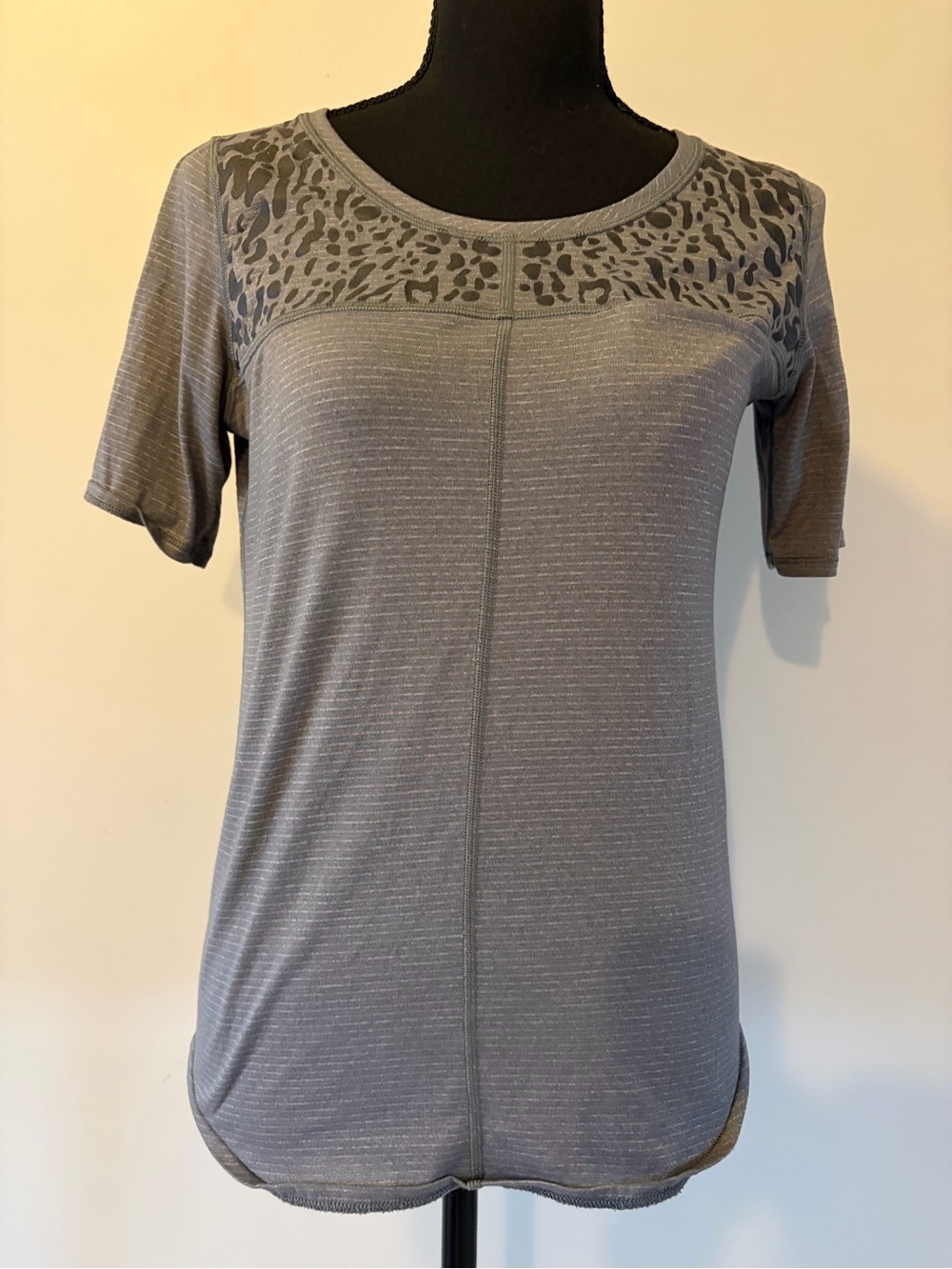 Women’s Lululemon Athletica Run Away Tee Gray Short Sleeve T-shirt size 6